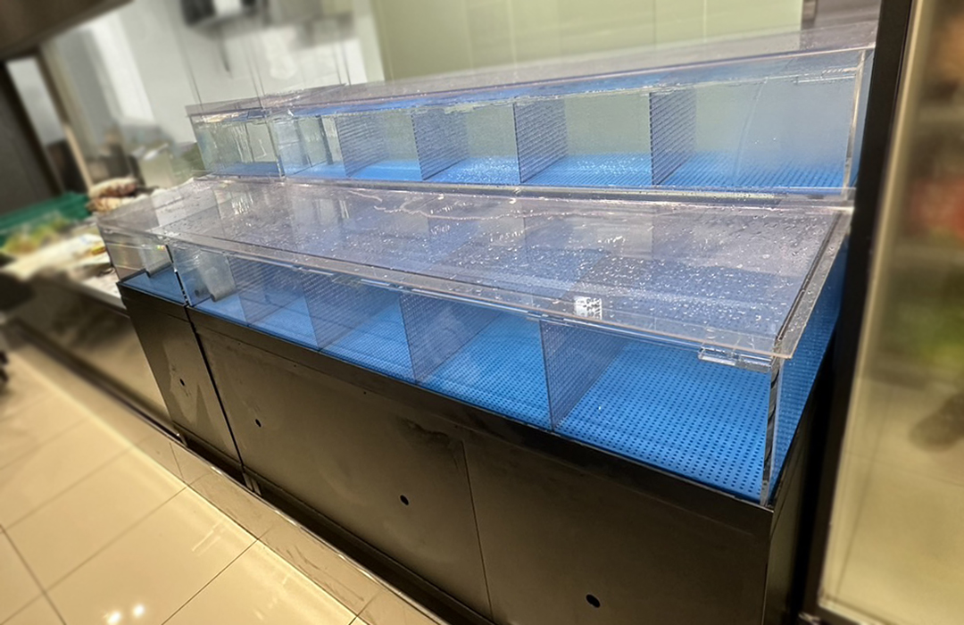 二段式のアクリル水槽